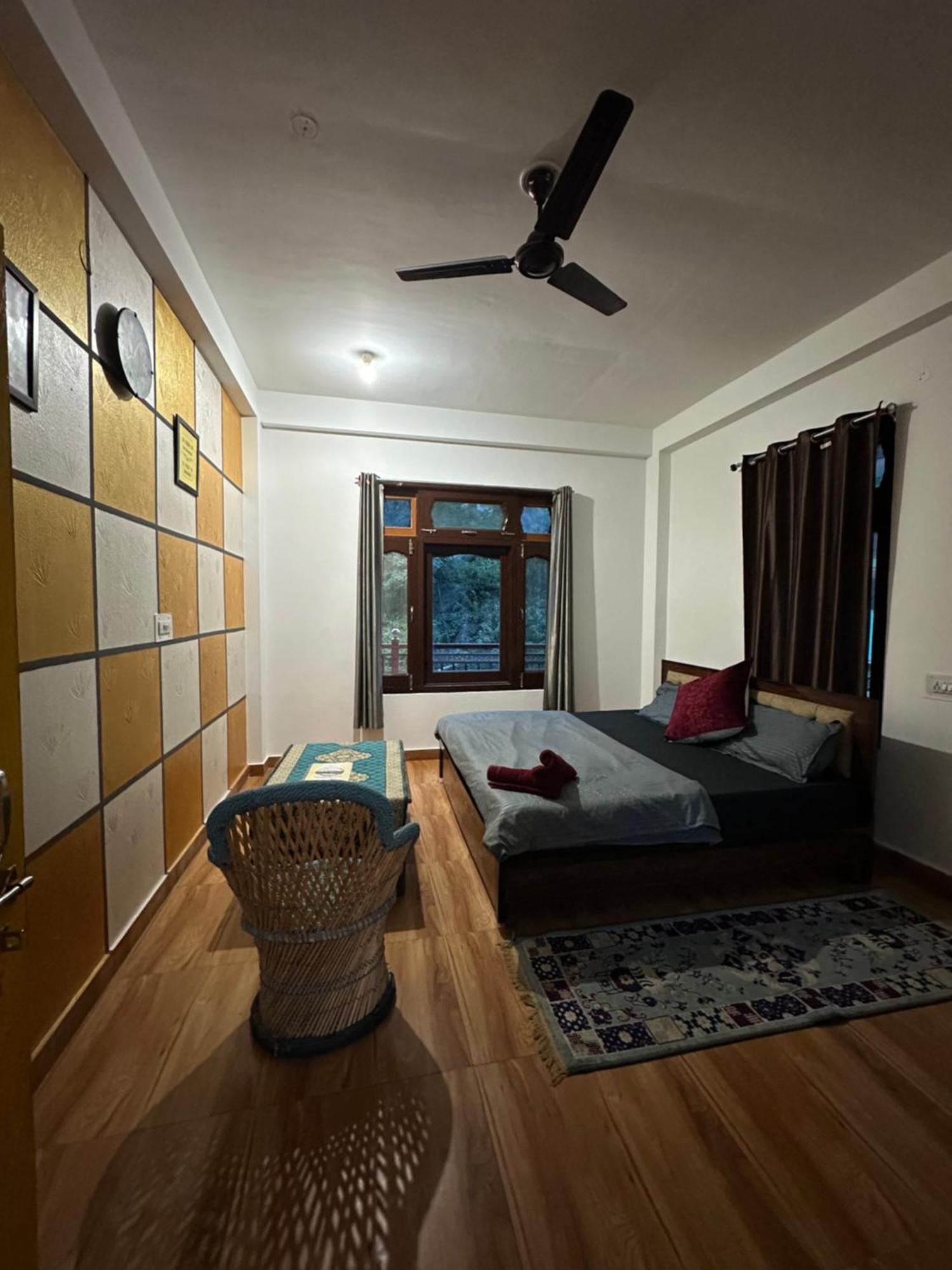 Pahadirovers Homestay & Cafe Kasol Exterior foto